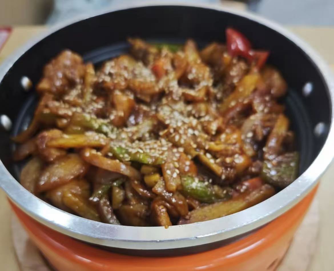 Classic braised chicken pot in orange clay pot