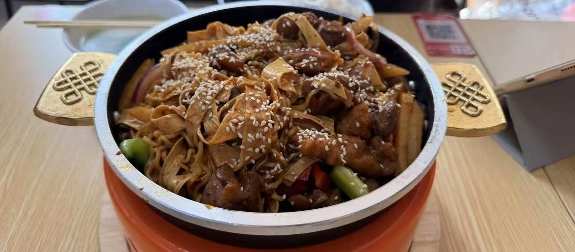 Braised chicken pot with tofu skin and noodles