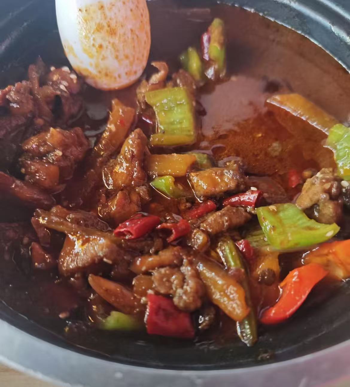 Hot chili chicken pot with red oil sauce