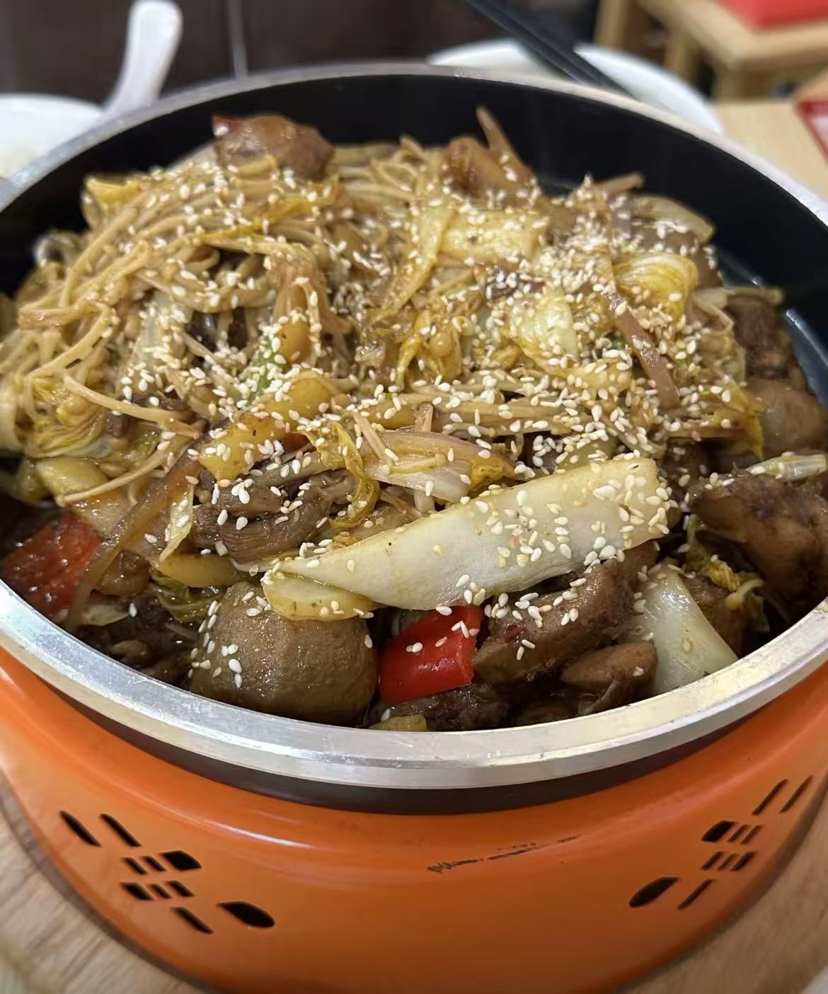 Braised chicken pot with mushroom and cabbage